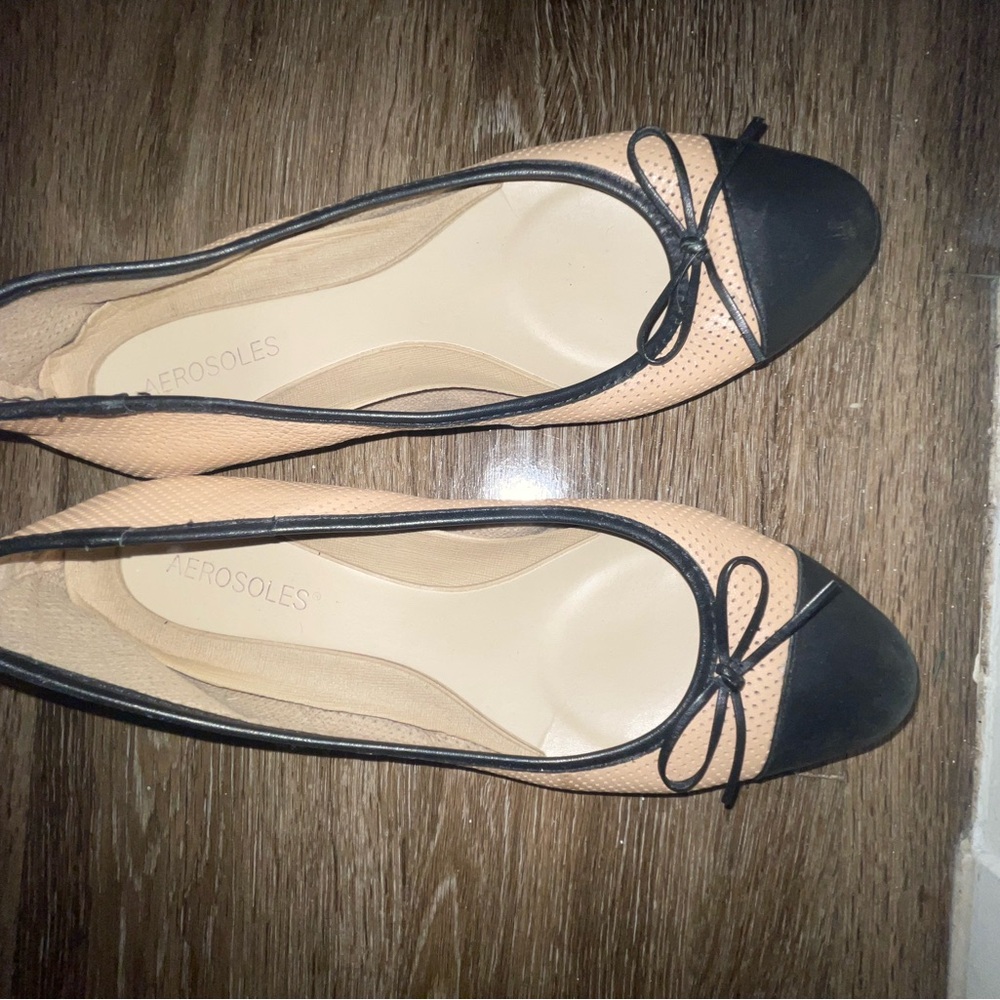 AEROSOLES Women's Black and Tan Flats